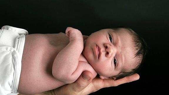 Un hombre sostiene a un bebé.