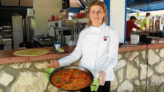 Idoya Herrero posa con una de sus propuestas. 