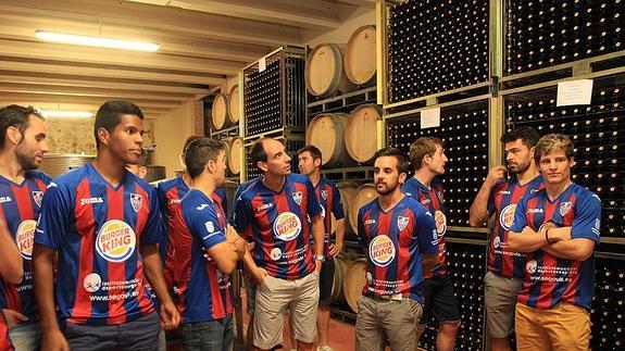 Los jugadores de la Segoviana, este martes durante la visita a la Bodega Severino Sanz. 