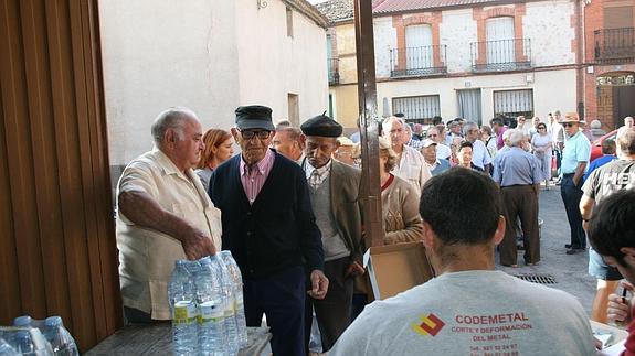 Los vecinos de Lastras de Cuéllar hacen cola para recibir el agua embotellada. 