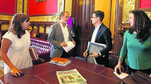 María Sánchez y Manuel Saravia (de Toma la Palabra), Pedro Herrero (PSOE) y Gloria Reguero (Sí Se Puede).