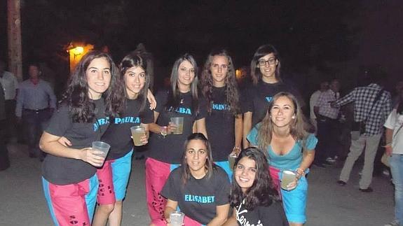 Integrantes de la peña Sociedad Limitada en una noche de fiestas.