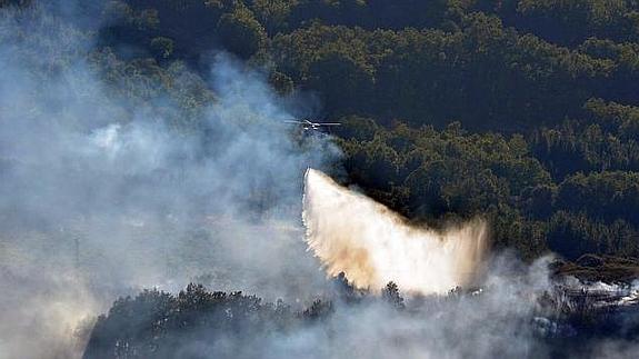 Uno de los hidroaviones, durante la descarga en el incendio de Vega.