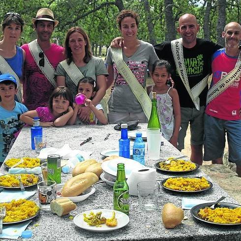 La corte de honor derrochó simpatía durante la comida.