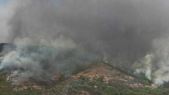Incendio en la localidad de Corullón.