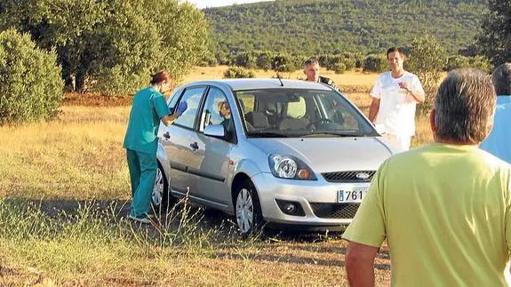 Sanitarios y agentes de la Guardia Civil esperan la llegada de la comisión judicial para el leantamiento del cadáver. 