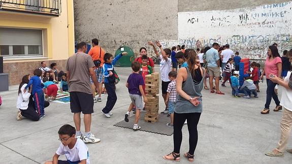 Niños y adultos disfrutan de los juegos en la localidad de Navalmanzano.