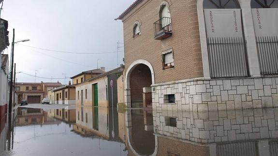 Una calle de Pedrajas inundada por el agua. 