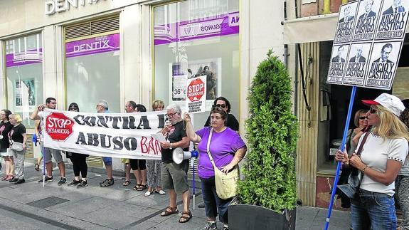 El grupo de manifestantes, ayer, en el ‘pasacalles bancario’ de la Plataforma Antidesahucios.