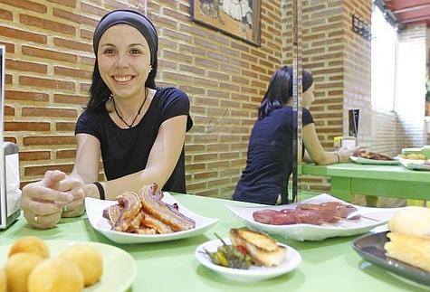Zoe posa con sus croquetas y demás pinchos