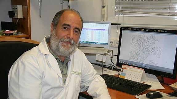 Francisco Javier Alcaraz, en su oficina de farmacia.