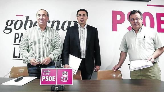 Juan Velasco, Fernando Pablos y José Ignacio Martín Benito, instantes antes de la rueda de prensa. 