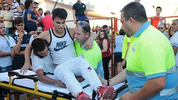 Momento en el que el joven herido es asistido por los sanitarios.