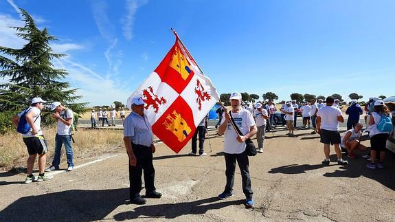 Los ganaderos de vacuno de leche caminan con su 'Marcha blanca' reivindicativa durante una etapa entre Ceinos de Campos y Medina de Rioseco (Valladolid).