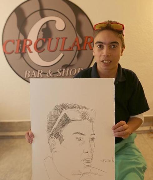 Ismael Alonso posa con una de sus caricaturas. 