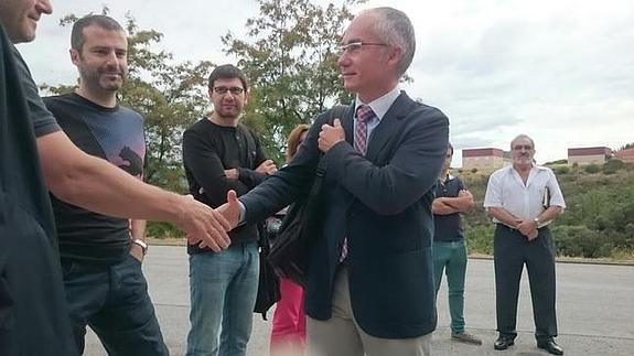 El responsable regional de Minas, antes del comienzo de la reunión.