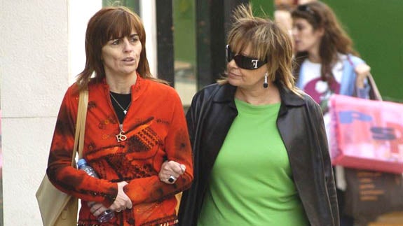María Teresa pasea con su hermana Araceli.