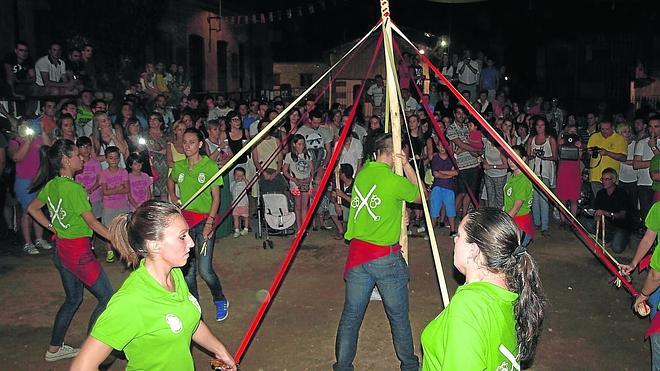 El grupo de danzas de Santibáñez de la Sierra ofreció el baile del ramo a la corte de honor, ante numeroso público que llenaba la Plaza. 