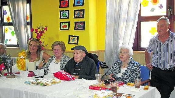 Luis Iglesias, junto a sus familiares y amigos, durante la fiesta de cumpleaños.