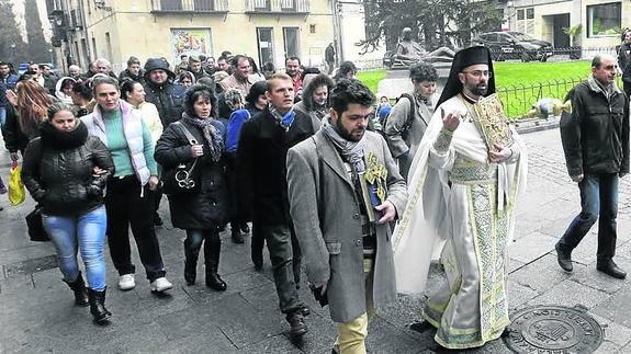 Procesión de la comunidad ortodoxa rumana para la celebración de la Navidad. 