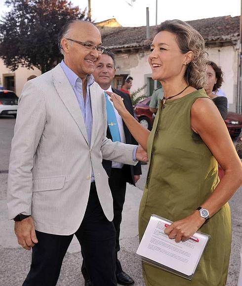 El presidente del PP vallisoletano, Ramiro Ruiz Medrano, saluda a la ministra Isabel García Tejerina, en Ataquines. 