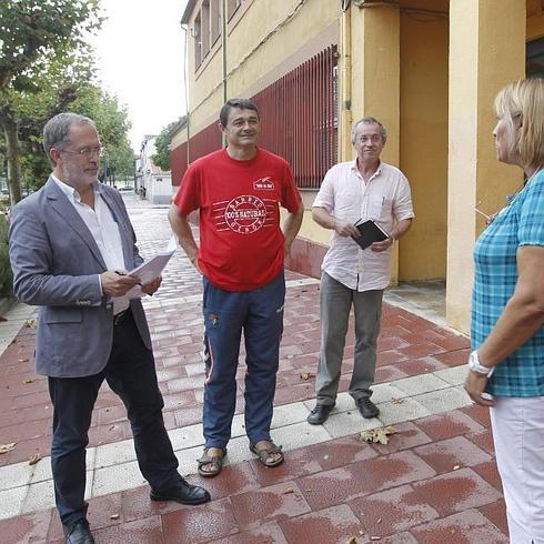 Manuel Saravia conversa con los vecinos del barrio Girón. 
