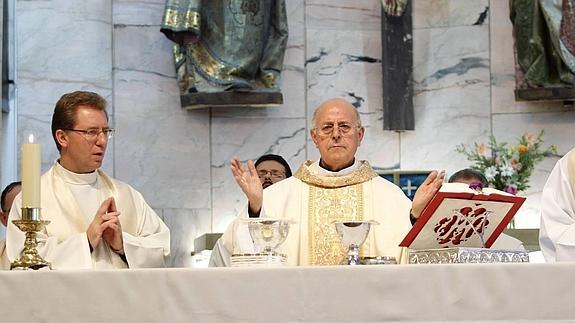 Aurelio García Macías, junto al arzobispo Ricardo Blázquez y  Fernando García Álvaro. 