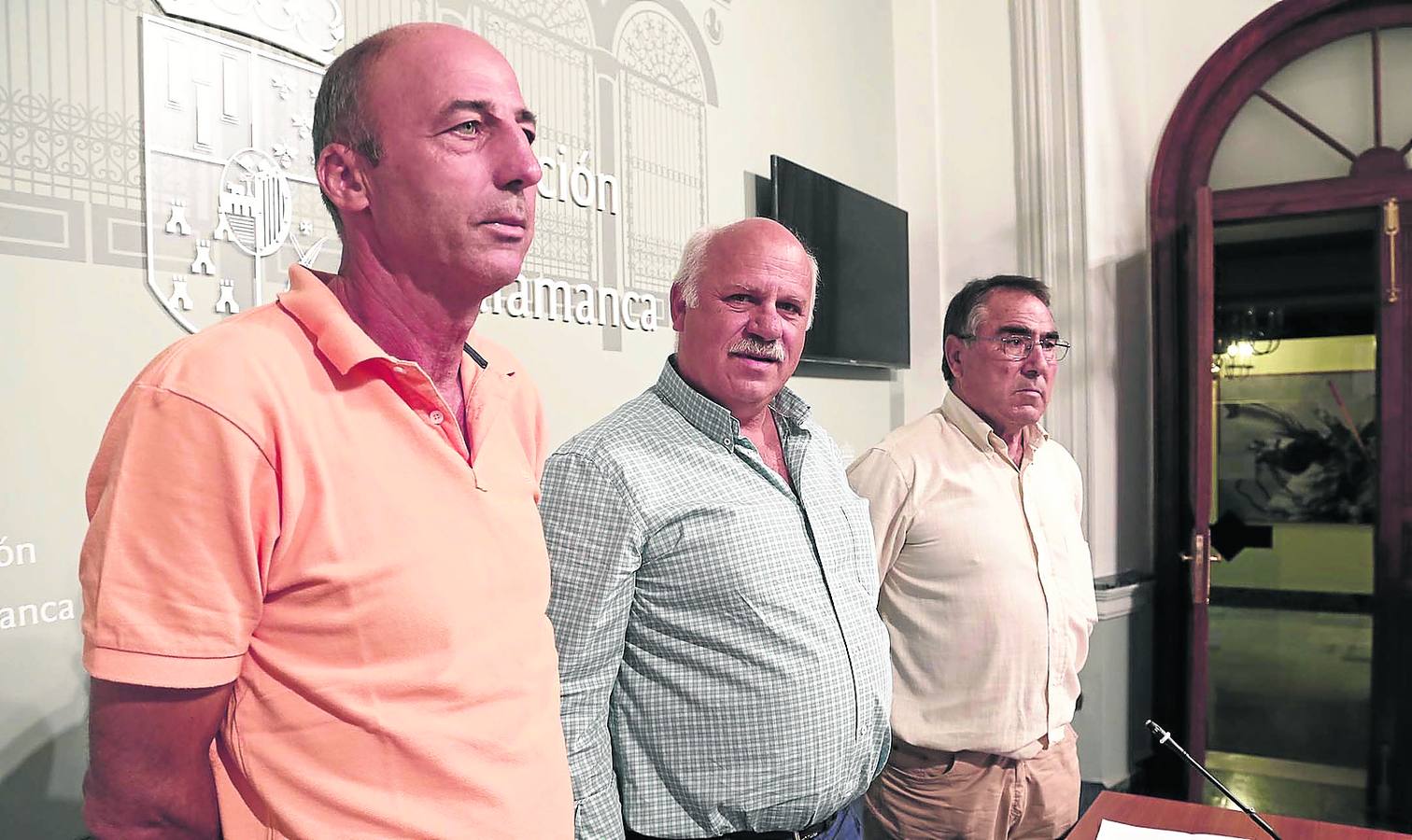 Los ediles socialistas Jesús Borrego y Cesareo Hernández, junto al diputado provincial José Francisco Bautista (centro), ayer. 