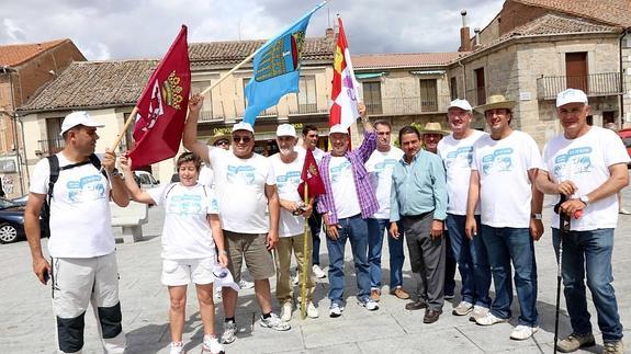 Los ganaderos de vacuno de leche prosiguen su 'Marcha blanca' hasta Madrid, entre Sanchidrián y Villacastín (Segovia).