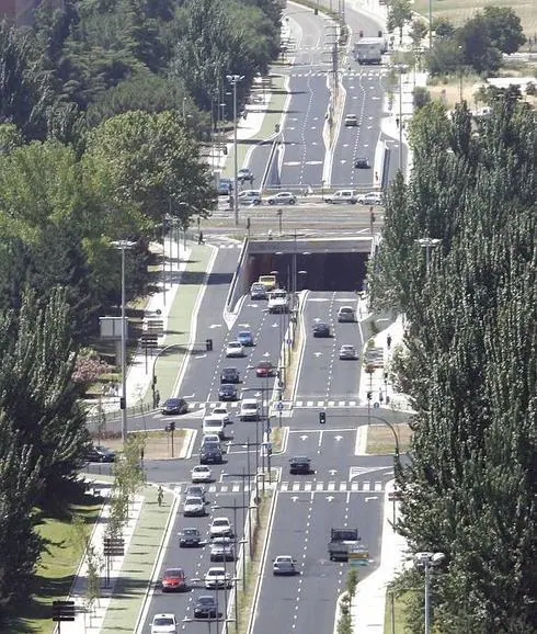 Tráfico por la Avenida de Salamanca, una de las vías donde más se ha notado el descenso de vehículos.