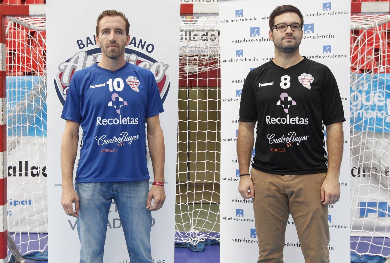 Fernando Hernández y Alfonso de la Rubia posan con las nuevas equipaciones del Atlético Valladolid.