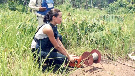 Angelina Jolie en un campo de minas en Tailandia.