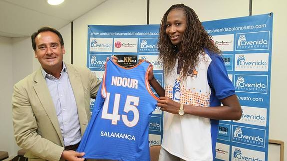 El presidenteJorge Recio posa con Astou Ndour con la camiseta número 45. 