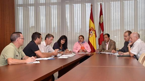 Reunión de coordinación para la recogida de los peces muertos.