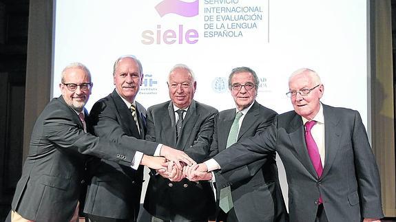 Ruipérez, Roberto Castañón, García Margallo, César Alierta y Víctor García de la Concha simbolizan su apoyo al Siele. 