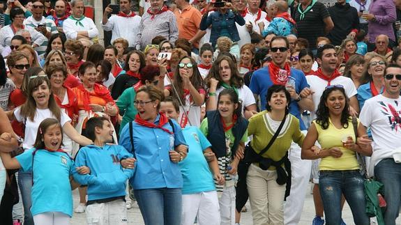 Decenas de cuellaranos toman parte en la popular Tronadera, ayer en Cuéllar. 