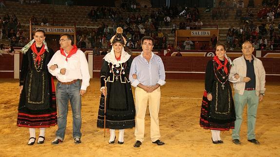 El alcalde y la corregidora, en el centro, durante la despedida oficial de las fiestas de Cuéllar. 