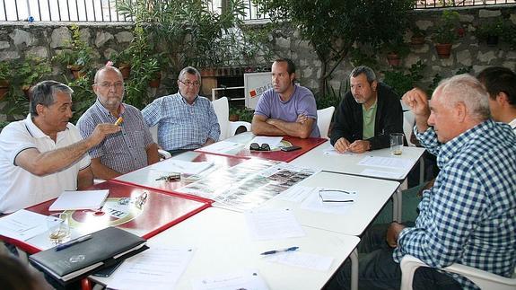 Miembros del jurado de los encierros de Cuéllar, durante las deliberaciones.