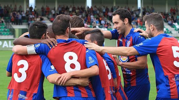 Los jugadores de la Segoviana celebran uno de los goles de Ayrton, este domingo. 