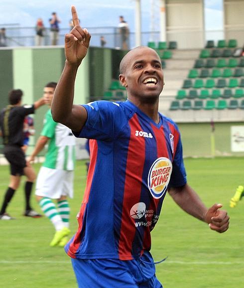 Ayrton celebra uno de sus goles este domingo a la Cebrereña. 