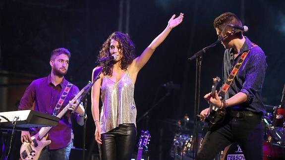 Querido Watson abrió la noche musical en la Plaza Mayor.