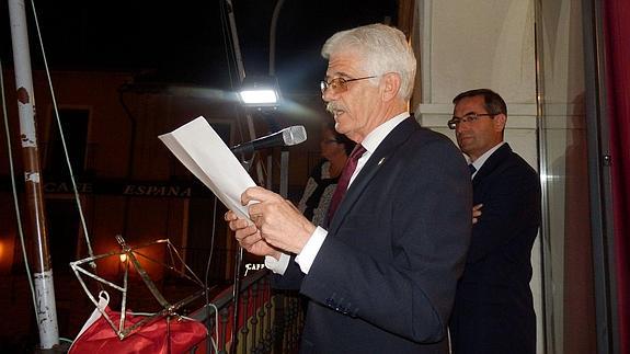 El senador Juan Ramón Represa lee el pregón de las Fiestas de Santa María la Real de Nieva.