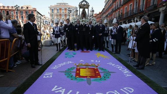 Los vallisoletanos honran a la Virgen de San Lorenzo en la procesión hasta la Catedral