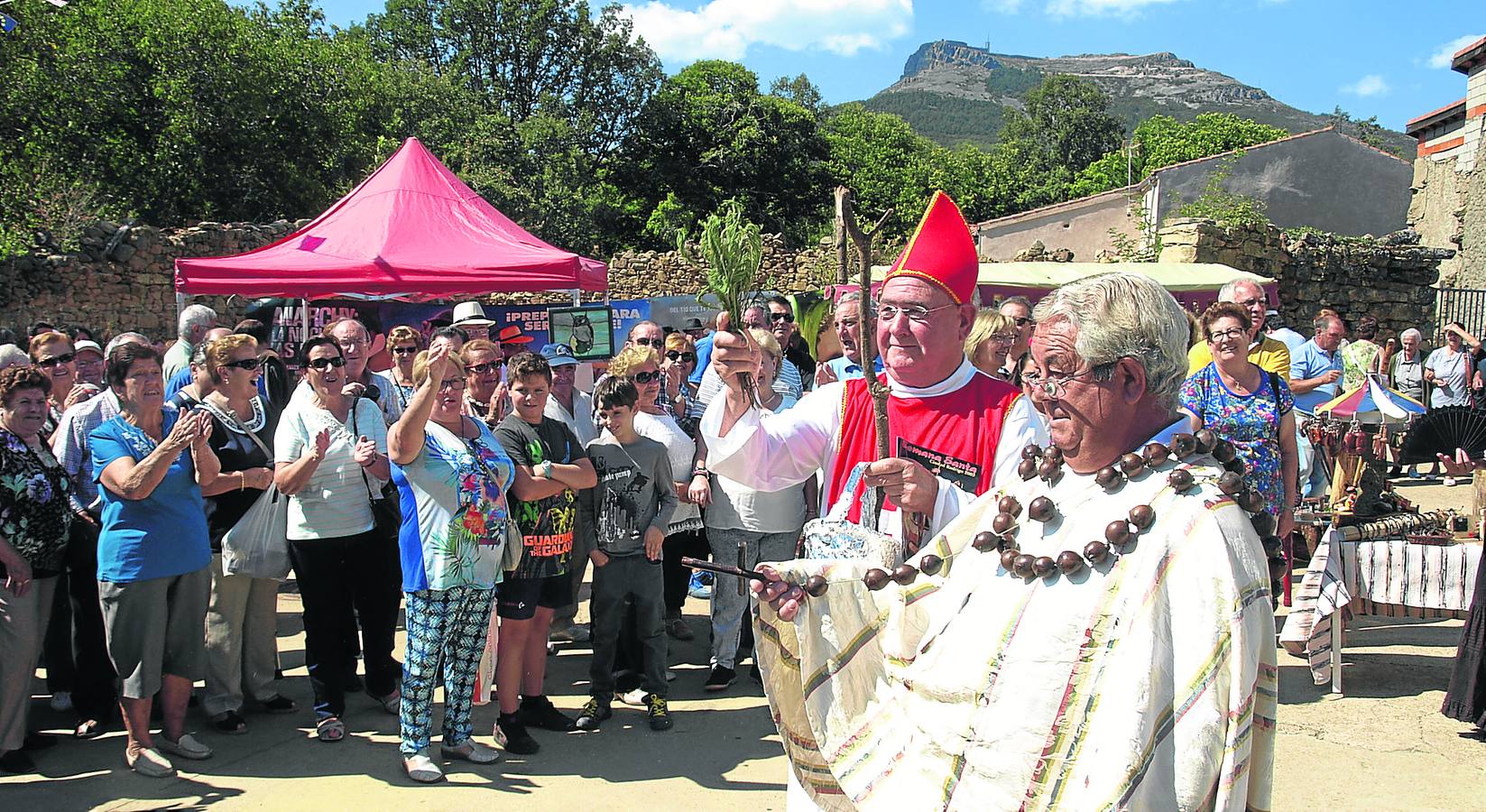 Marchena, encargado de pregonar la II Feria Agroalimentaria y de Artesanía Virgen de la Peña, ‘bendijo’ a los presentes con la Peña de Francia de fondo. 