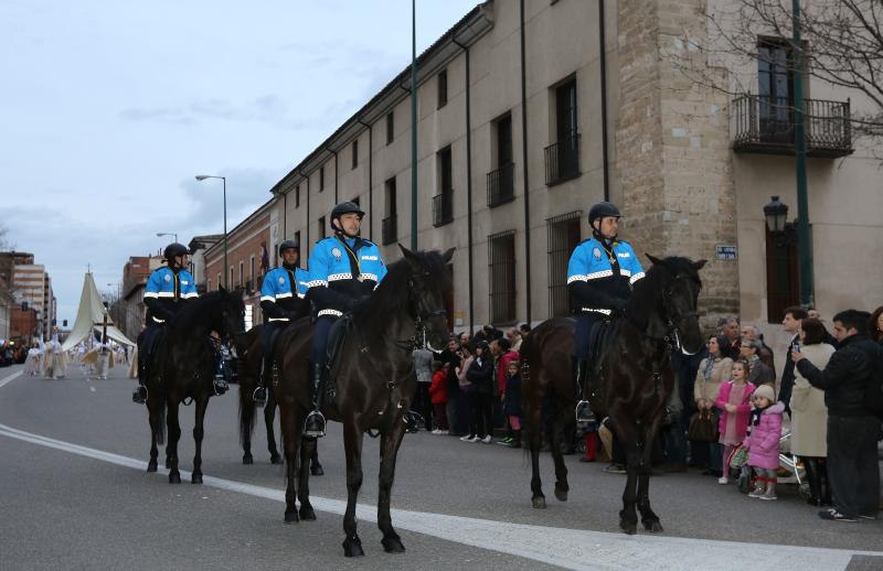 Agentes de la Unidad de Caballo por una calle de la capital. 