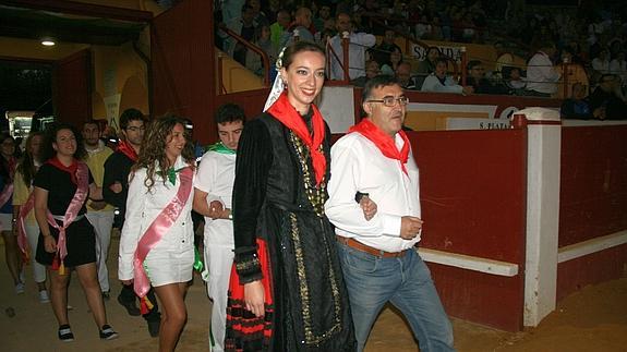 El concejal Luis Senovilla entra en la plaza de toros acompañada por una de las damas.