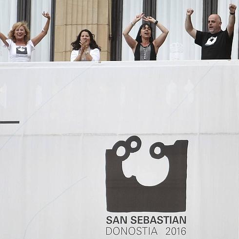 Miembros de la candidatura festejan la designación de San Sebastián como Capital Cultural Europea de 2016.
