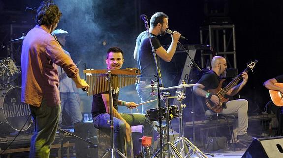 Los músicos de Sal Gorda, en plena fiesta.