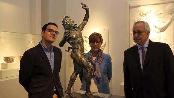 Rodrigo Burgos, del director de Pagos del Rey Museo del Vino; la directora del Museo Nacional de Escultura, María Bolaños, y Félix Solís, presidente y consejero delegado del Grupo Félix Solís Avantis, observan una de las piezas de la colección de reproducciones de la Antigüedad Clásica en la Casa del Sol. Henar Sastre