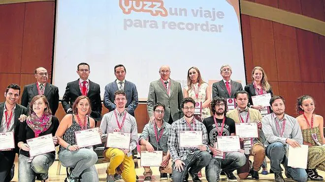 Fotografía de familia de de los jóvenes emprendedores que concurrieron con proyectos a la convocatoria del centro Yuzz.